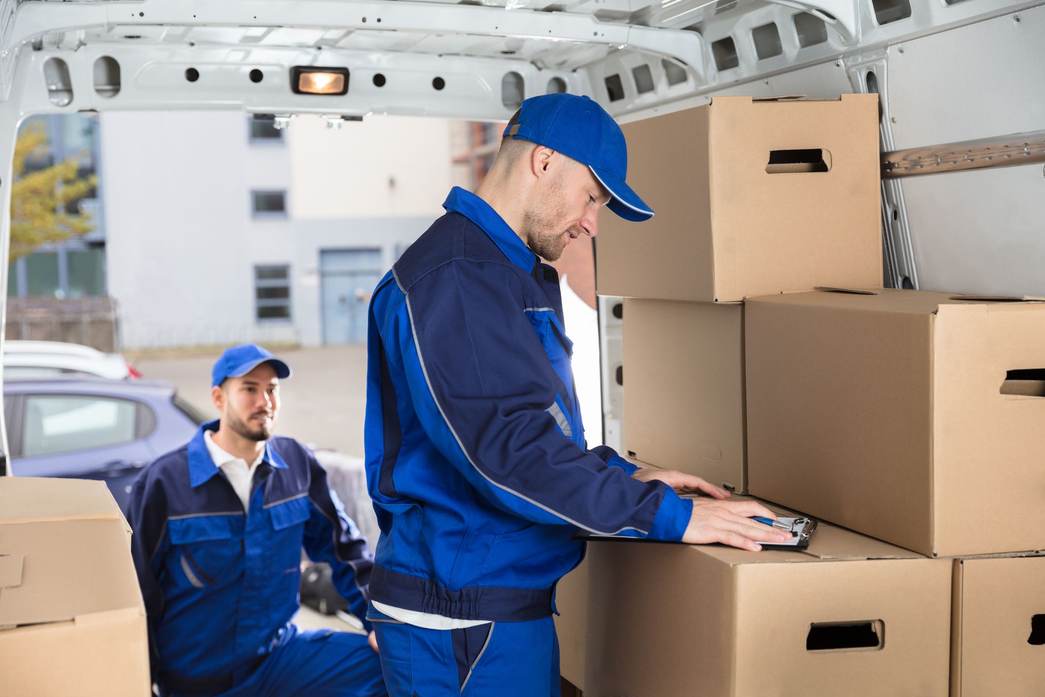 Umzugsunternehmen lädt Umzugskartons professionell in Transporter